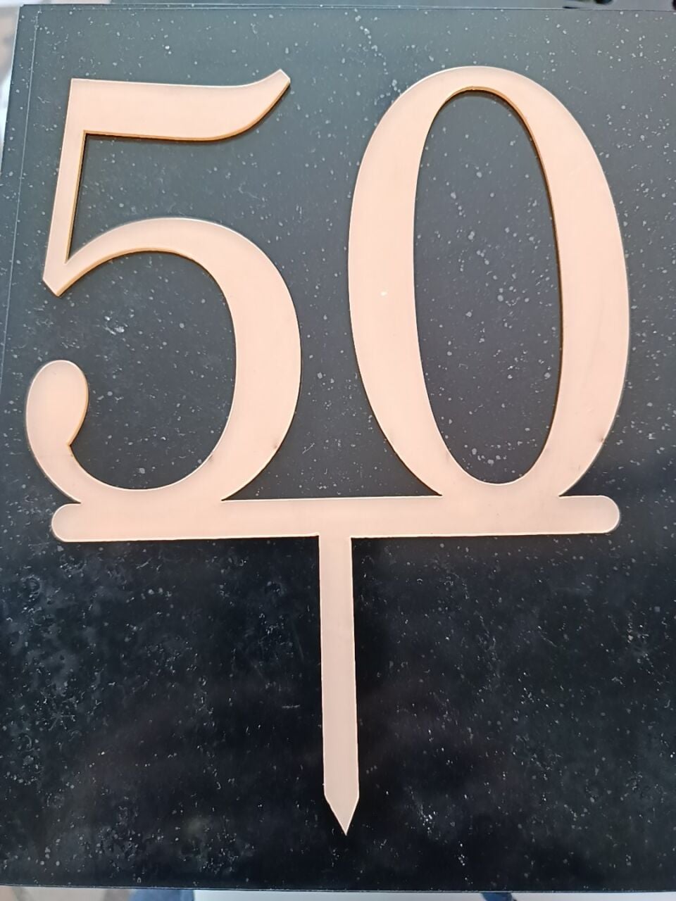 Yarım Asırlık Çınarlara Yakışır Bir Kutlama: Gold Ayna Pleksi 50 Yaş Pasta Süsü