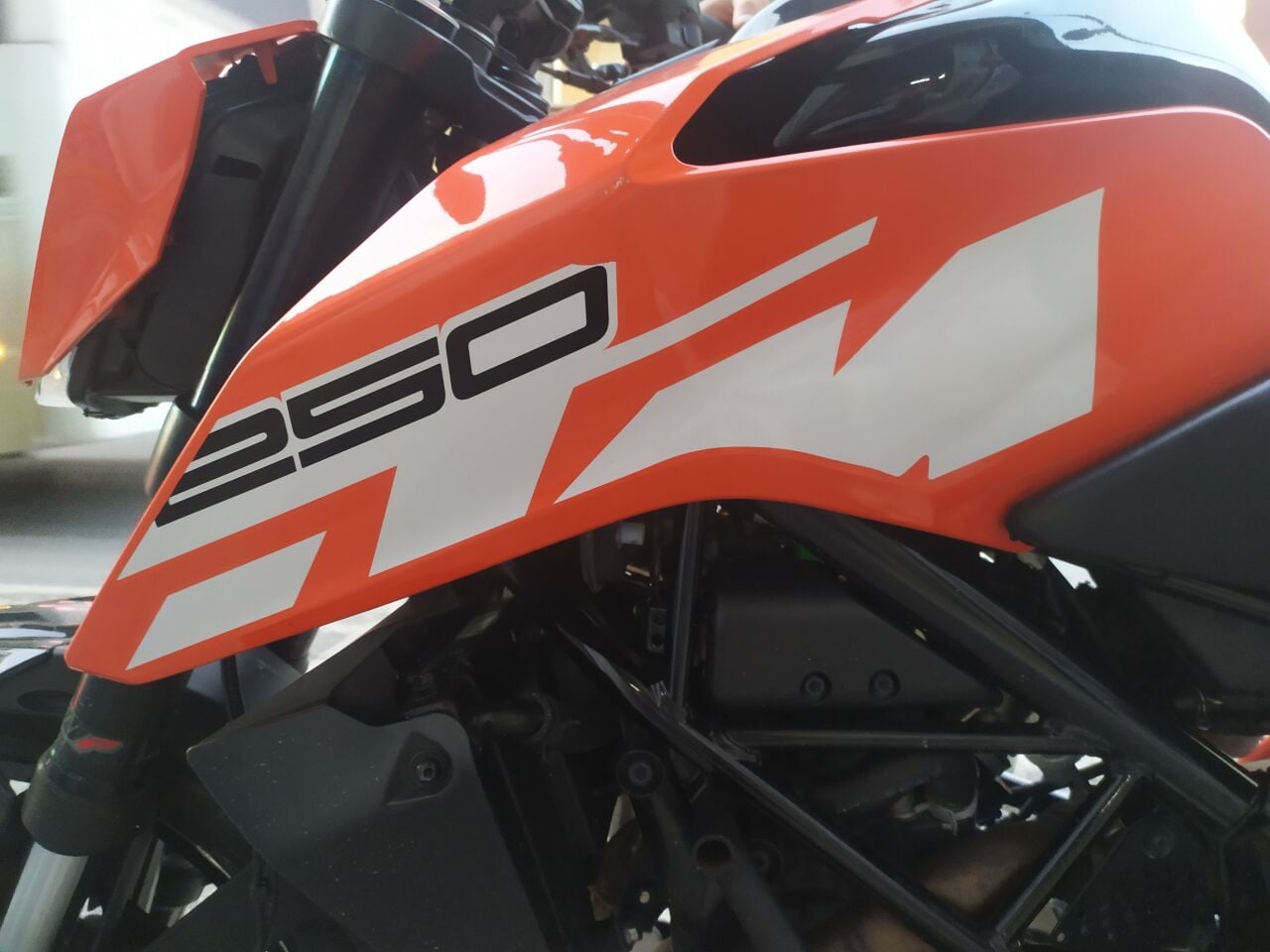 KTM Motosikletler İçin Beyaz Sticker ve Yan Logo Uygulamaları